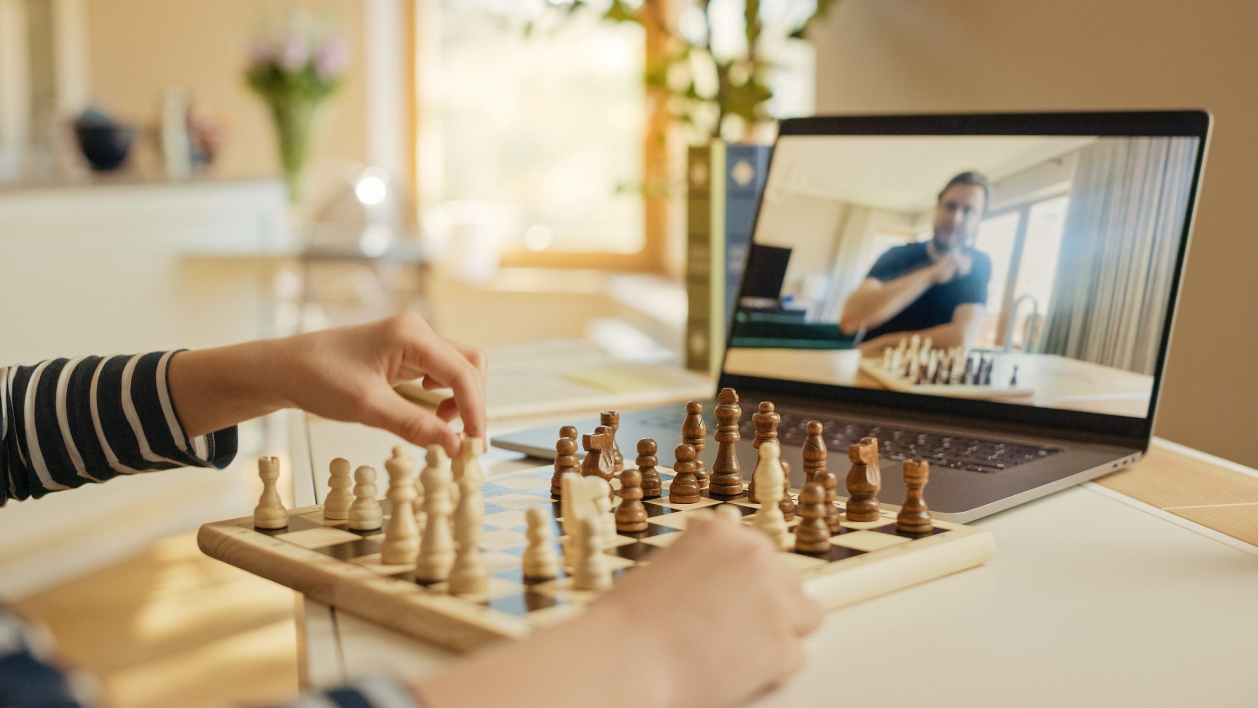 Jouer aux échecs fait appel à des fonctions cognitives supérieures (exécutives) dont le raisonnement, la planification, l'analyse, etc.