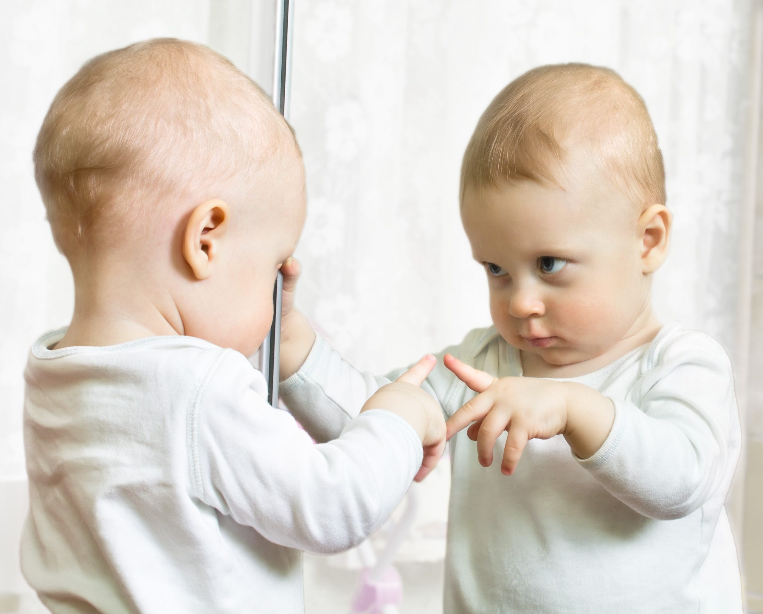 À bien y penser, les enfants se parlent beaucoup à voix haute.
C’est l’école qui nous apprend à nous taire.