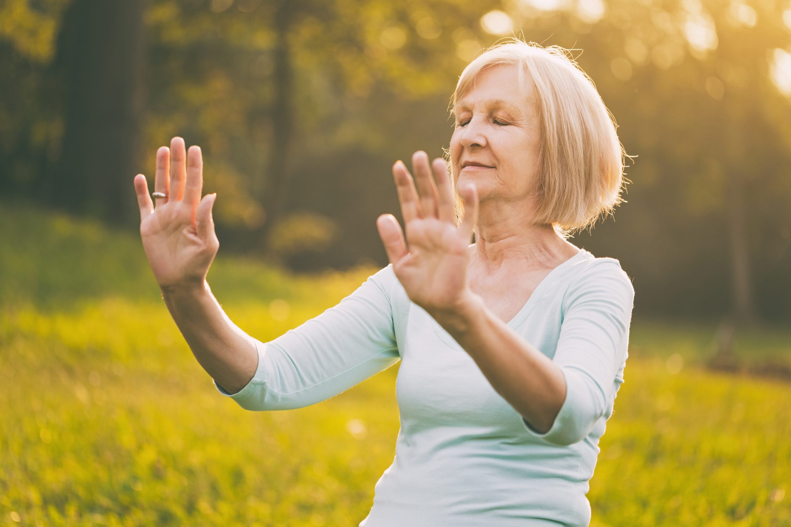 Le yoga et le tai chi ont non seulement des effets antistress et anti-anxiété, ils réduisent aussi les risques de chute de 40% chez les aînés
